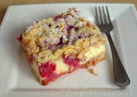 Kruche ciasto z malinami i pianką budyniową