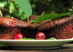Czekoladowe muffiny z wiśniami