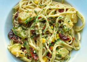 Spaghetti z kabaczkiem, suszonymi pomidorami i kukurydzą