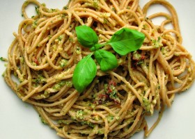 Spaghetti z pesto z cukinii