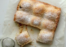 Szarlotka z daktylami