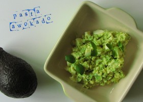 Pasta awokado z jajkiem