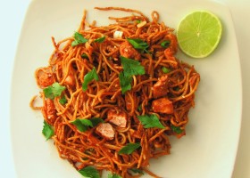 Makaron chow mein z miso i łososiem