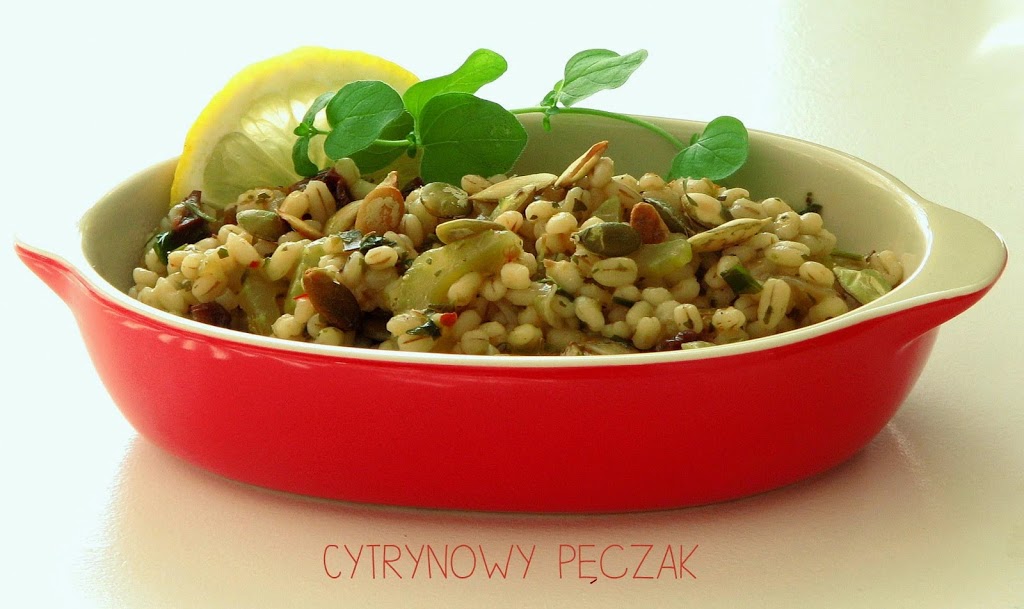 Cytrynowy pęczak z selerem naciowym i rodzynkami