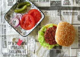 Burgery z kaszy jaglanej i buraczków