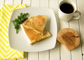Quesadilla śniadaniowa z jajecznicą