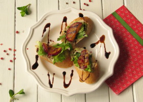 Bruschetta z grillowaną śliwką