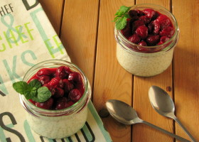 Kokosowy pudding z tapioki z wiśniami