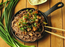Stir-fry z młodej kapusty i wędzonego tofu