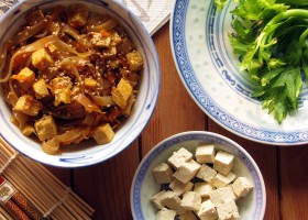 Smażony makaron z marchewką, tofu i selerem naciowym