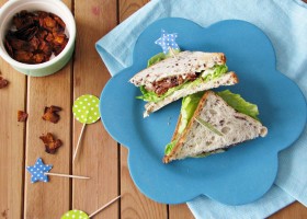 Sandwich BLT z kokosowym „bekonem”