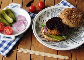 Burgery z ciecierzycy z glazurowanymi buraczkami